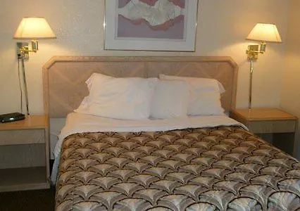 Rodeway Inn And Suites Newport News Hotel
